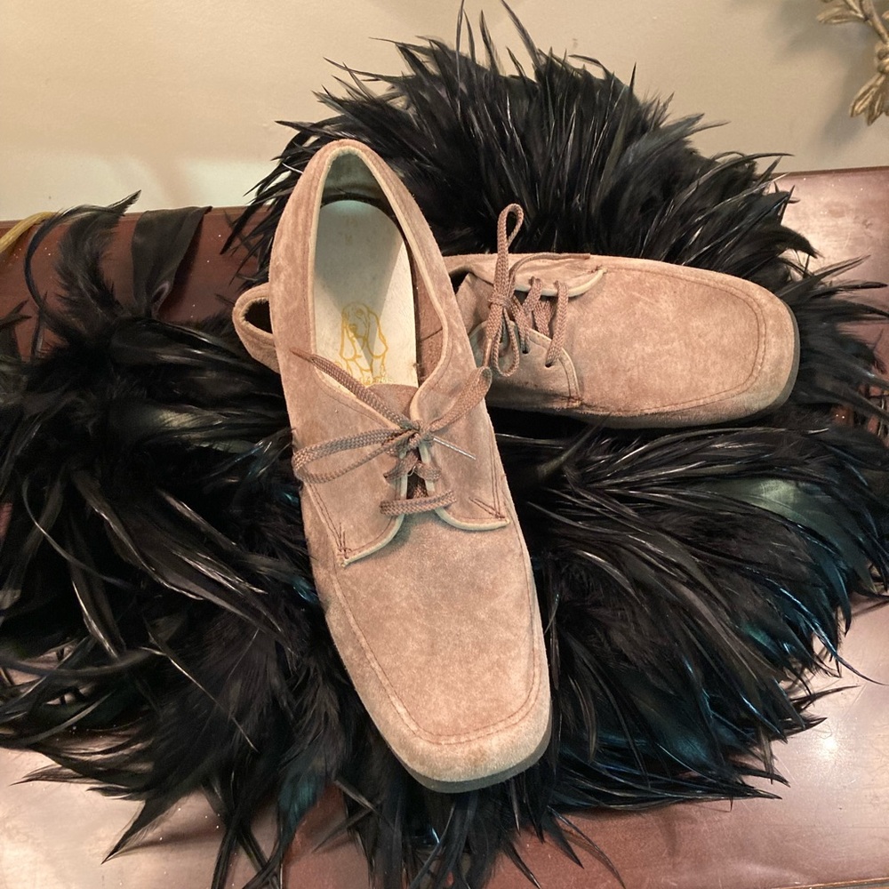 Vintage lady hush puppies Sz 7.5 minimal wear in great shape.